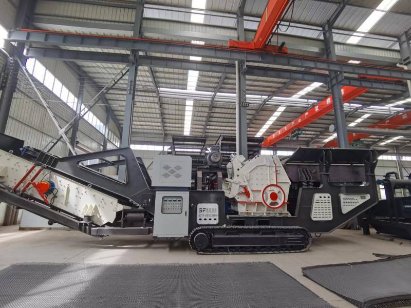 Tracked fine crushing station